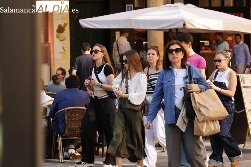 Ambiente en el centro de Salamanca en la tarde de este sábado. Fotos: David Sañudo