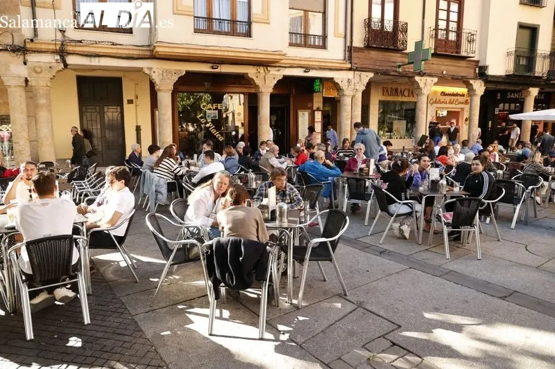 Ambiente en el centro de Salamanca en la tarde de este sábado. Fotos: David Sañudo