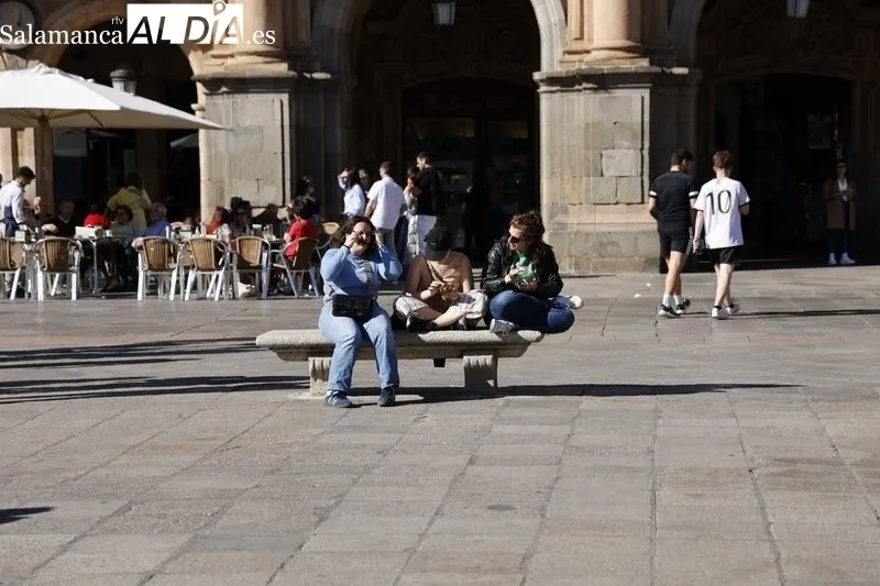 Ambiente en el centro de Salamanca en la tarde de este sábado. Fotos: David Sañudo