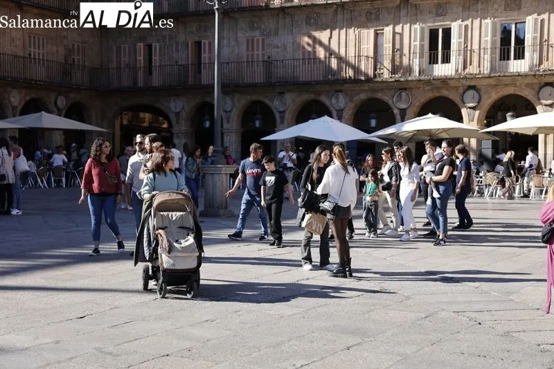 Ambiente en el centro de Salamanca en la tarde de este sábado. Fotos: David Sañudo