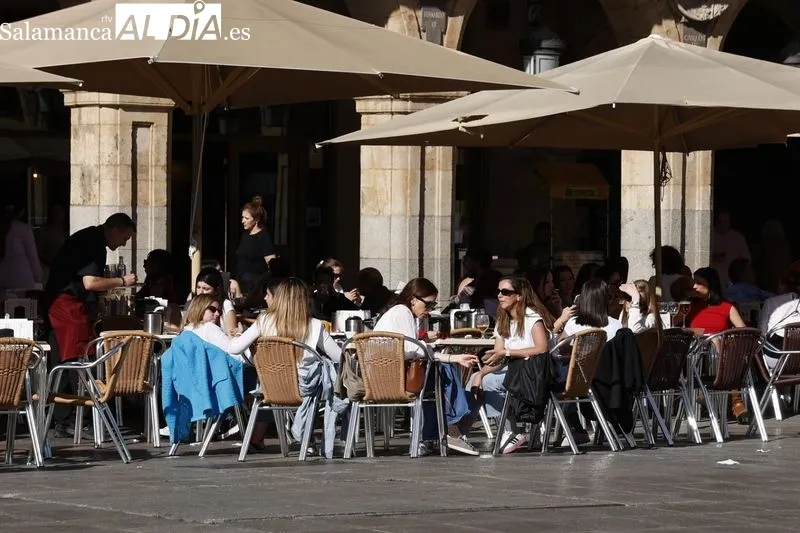 Ambiente en el centro de Salamanca en la tarde de este sábado. Fotos: David Sañudo