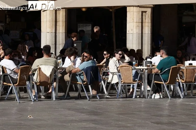 Ambiente en el centro de Salamanca en la tarde de este sábado. Fotos: David Sañudo