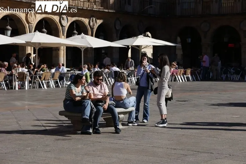 Ambiente en el centro de Salamanca en la tarde de este sábado. Fotos: David Sañudo