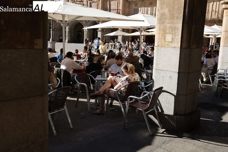 Ambiente en el centro de Salamanca en la tarde de este sábado. Fotos: David Sañudo
