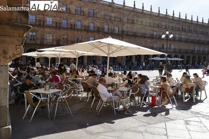 Ambiente en el centro de Salamanca en la tarde de este sábado. Fotos: David Sañudo