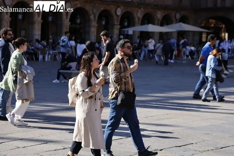 Ambiente en el centro de Salamanca en la tarde de este sábado. Fotos: David Sañudo