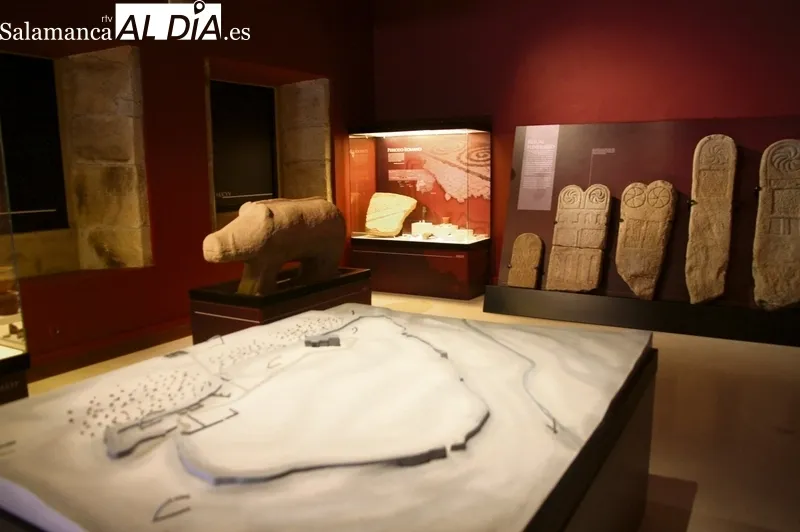 Muralla oeste, Museo Arqueológico e inscultura de un cérvido o caballo en uno de los muros del castro  |  Fotos: Corral