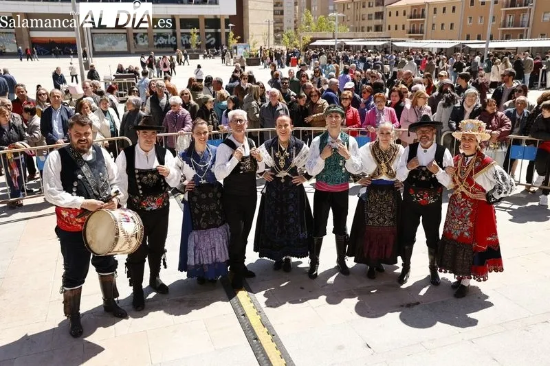 Bailes regionales por el Día de Castilla y León en la plaza de la Concordia. Fotos: David Sañudo.
