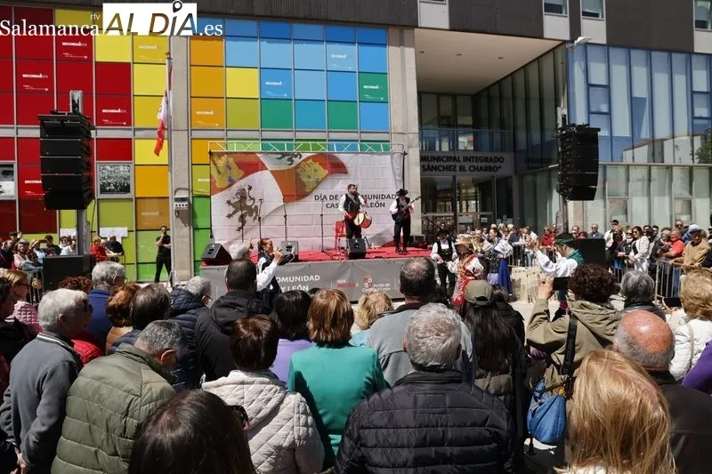 Bailes regionales por el Día de Castilla y León en la plaza de la Concordia. Fotos: David Sañudo.