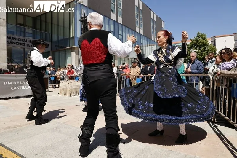 Bailes regionales por el Día de Castilla y León en la plaza de la Concordia. Fotos: David Sañudo.