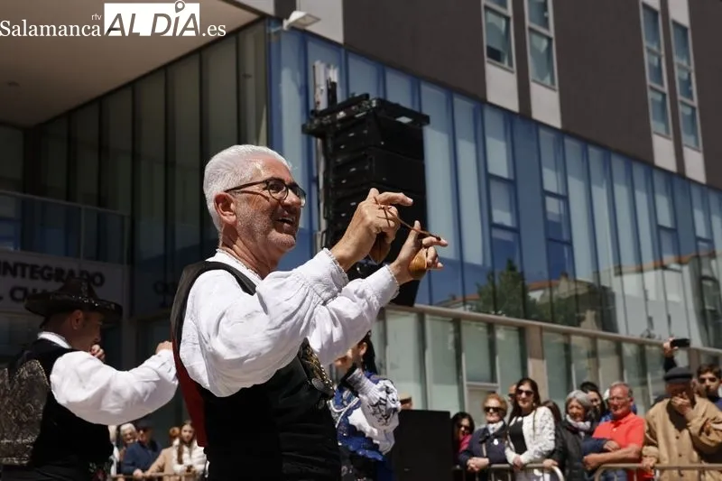 Bailes regionales por el Día de Castilla y León en la plaza de la Concordia. Fotos: David Sañudo.