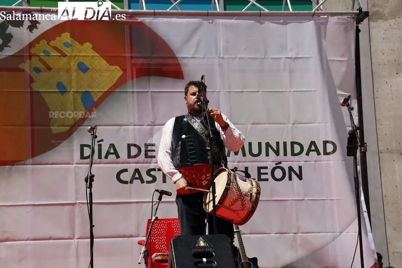 Bailes regionales por el Día de Castilla y León en la plaza de la Concordia. Fotos: David Sañudo.