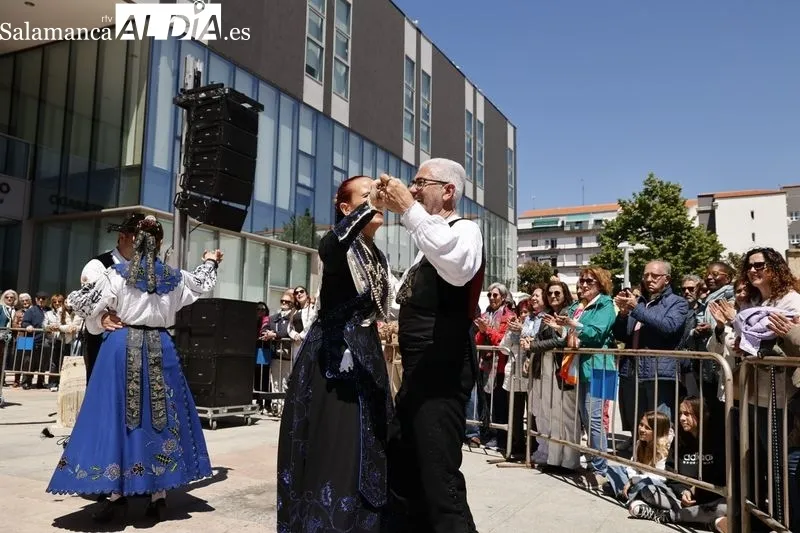 Bailes regionales por el Día de Castilla y León en la plaza de la Concordia. Fotos: David Sañudo.