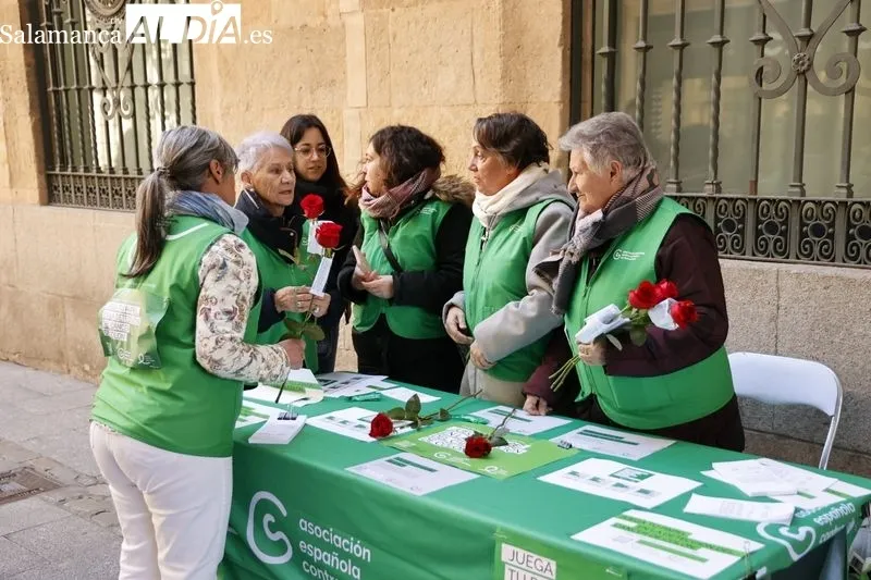 Campaña Contra el Cáncer de Colón en la Plaza Mayor. Fotos: David Sañudo.