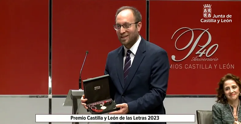 Foto 2 - Marcos Iglesias recoge en nombre de Fernando Arrabal el Premio de las Letras de Castilla y Le&oacute;n