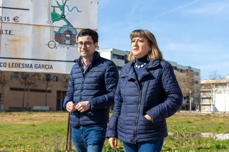 José Luis Mateos y María García junto al solar en el que se construirá el nuevo centro de salud de El Zurguén.