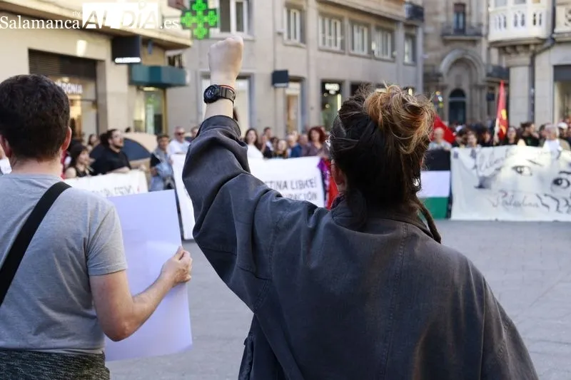 Concentración en la plaza del Liceo de Salamanca contra el genocidio en Palestina. Fotos: Raúl González Riego