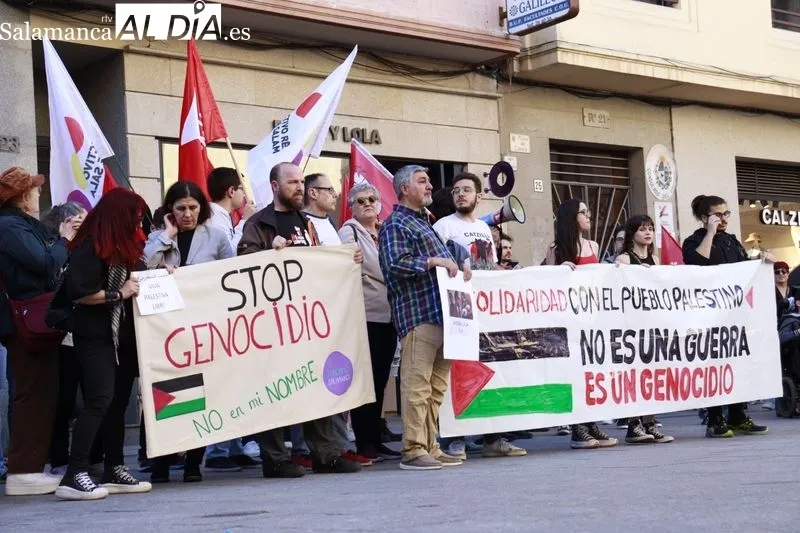 Concentración en la plaza del Liceo de Salamanca contra el genocidio en Palestina. Fotos: Raúl González Riego