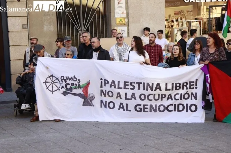 Concentración en la plaza del Liceo de Salamanca contra el genocidio en Palestina. Fotos: Raúl González Riego