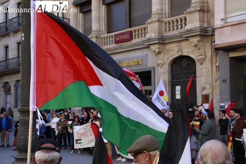 Concentración en la plaza del Liceo de Salamanca contra el genocidio en Palestina. Fotos: Raúl González Riego