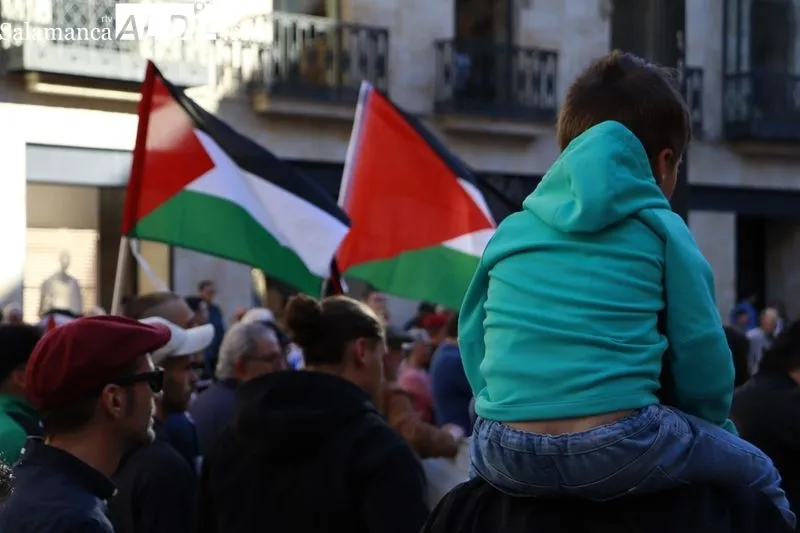 Concentración en la plaza del Liceo de Salamanca contra el genocidio en Palestina. Fotos: Raúl González Riego
