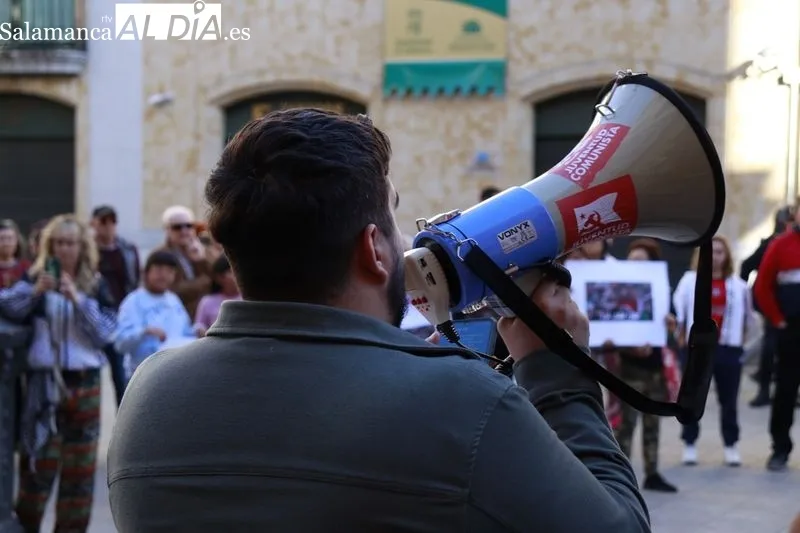 Concentración en la plaza del Liceo de Salamanca contra el genocidio en Palestina. Fotos: Raúl González Riego