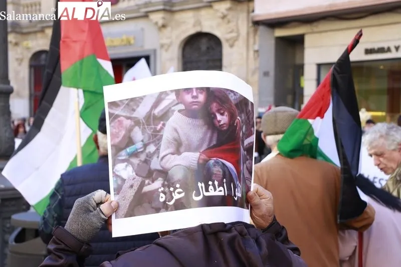Concentración en la plaza del Liceo de Salamanca contra el genocidio en Palestina. Fotos: Raúl González Riego