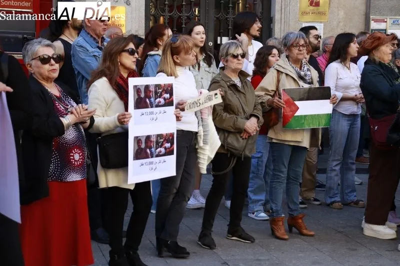 Concentración en la plaza del Liceo de Salamanca contra el genocidio en Palestina. Fotos: Raúl González Riego