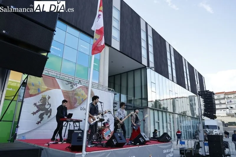 Concierto de Carameloraro en la plaza de la Concordia. Fotos: David Sañudo.
