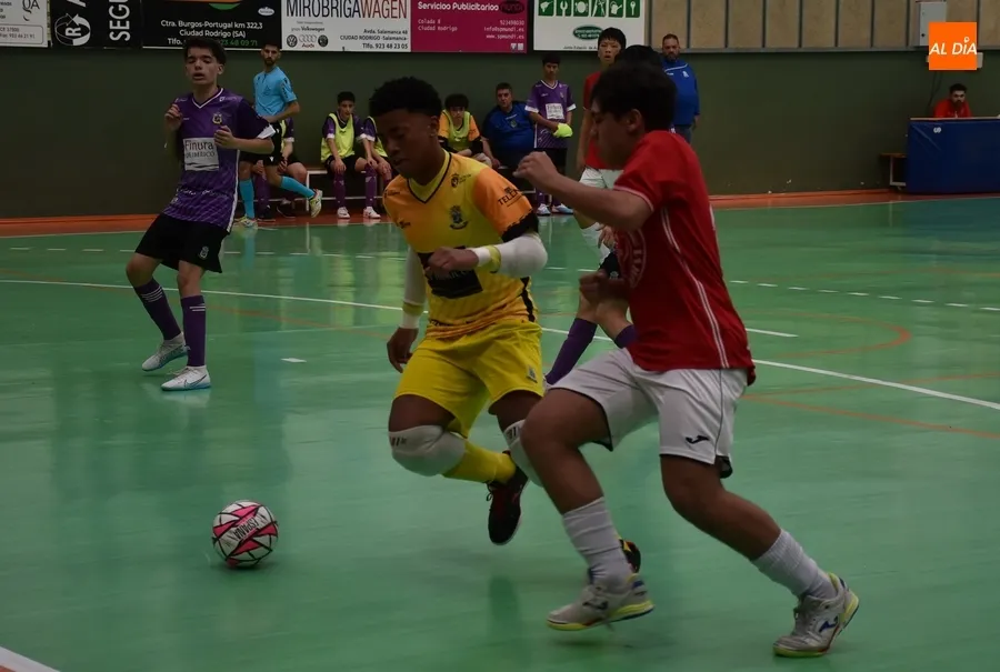 Foto 2 - El Cadete Regional del III Columnas remonta para llevarse su duelo ante La Ba&ntilde;eza
