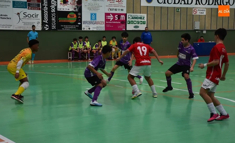 Foto 7 - El Cadete Regional del III Columnas remonta para llevarse su duelo ante La Ba&ntilde;eza