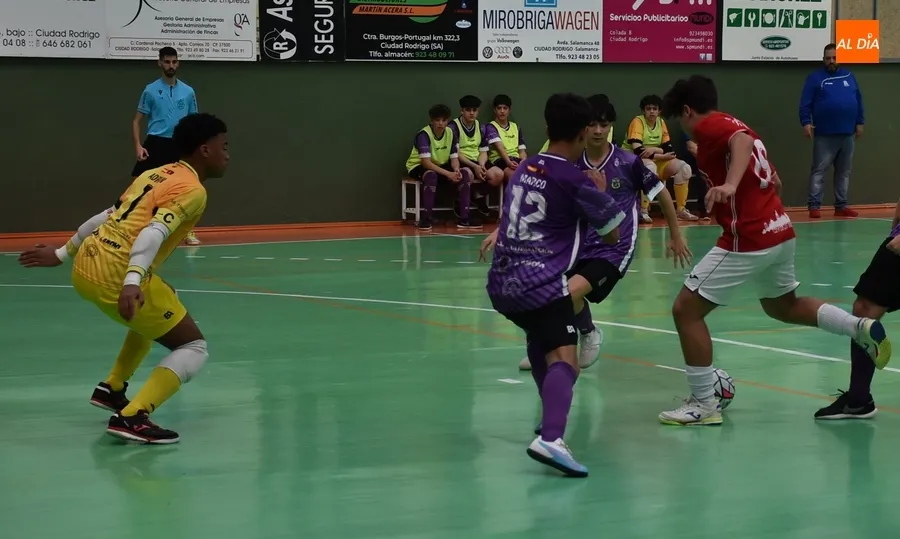 Foto 8 - El Cadete Regional del III Columnas remonta para llevarse su duelo ante La Ba&ntilde;eza