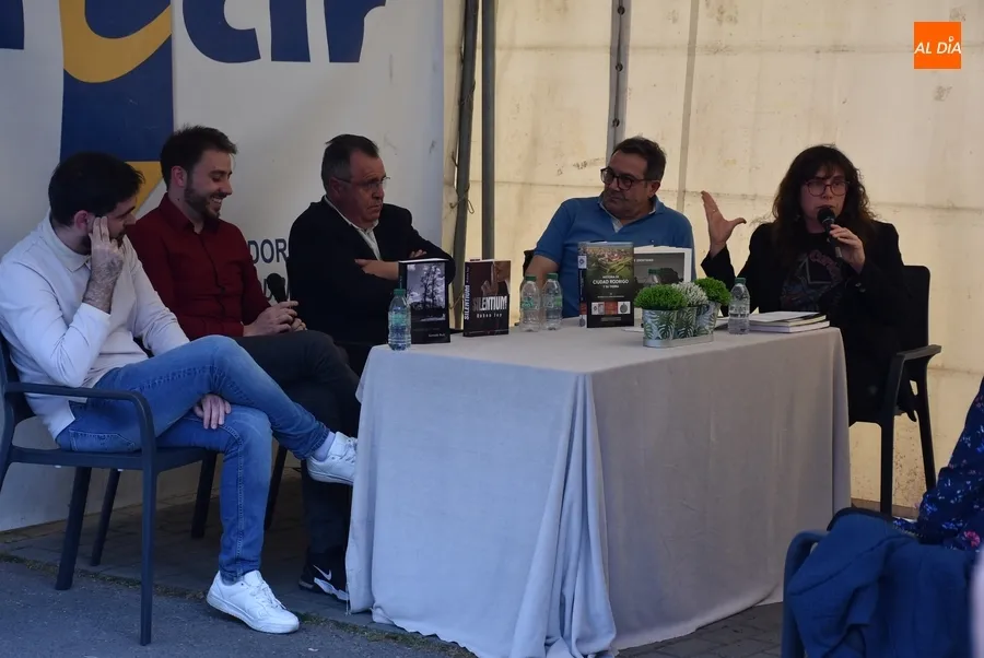 Foto 7 - Los autores empiezan a explicar a los mirobrigenses su forma de ver la literatura