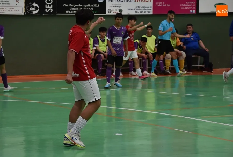 Foto 10 - El Cadete Regional del III Columnas remonta para llevarse su duelo ante La Ba&ntilde;eza