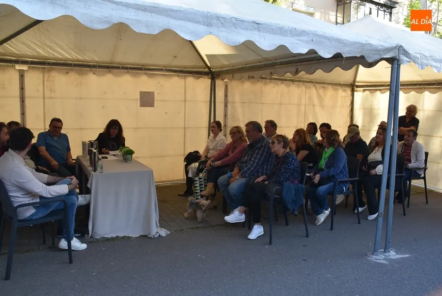 Foto 8 - Los autores empiezan a explicar a los mirobrigenses su forma de ver la literatura