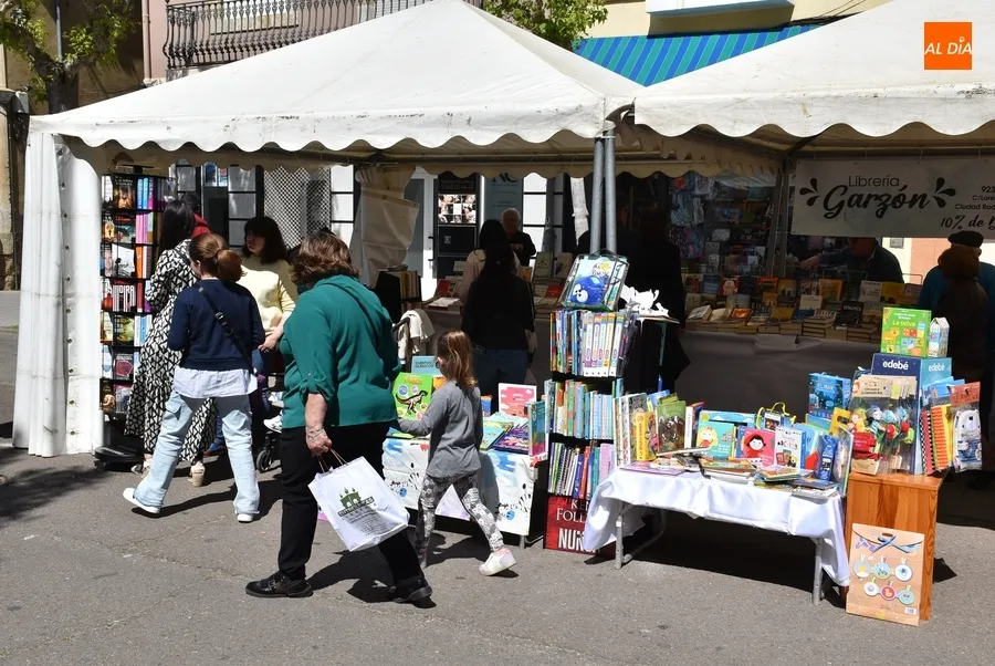 Foto 4 - Los m&aacute;s peque&ntilde;os descubren en la Feria del Libro el singular universo de Fernando Arrabal