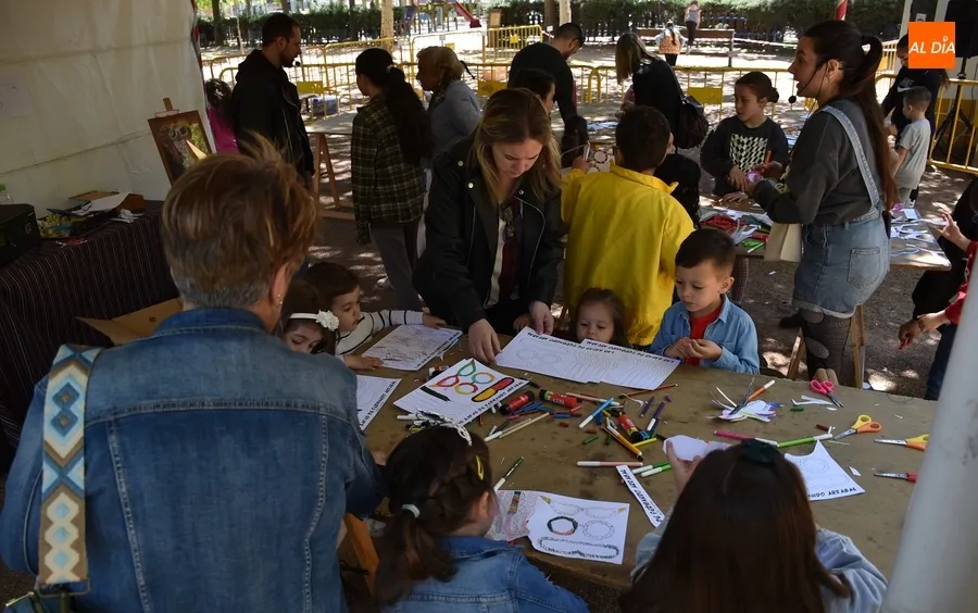 Foto 6 - Los m&aacute;s peque&ntilde;os descubren en la Feria del Libro el singular universo de Fernando Arrabal