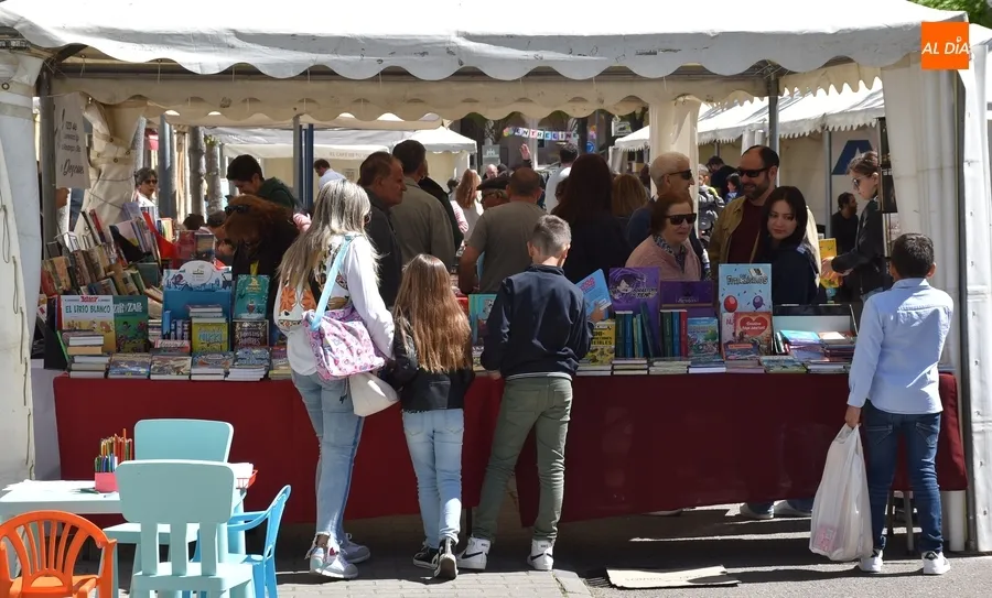 Foto 11 - Los m&aacute;s peque&ntilde;os descubren en la Feria del Libro el singular universo de Fernando Arrabal
