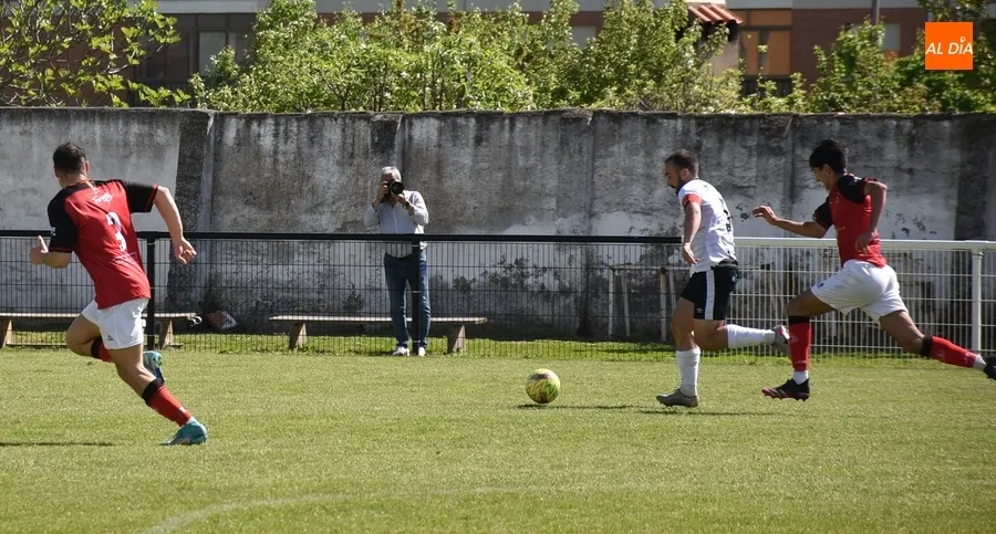 Foto 2 - El Ciudad Rodrigo perdona y el B&eacute;jar arranca un empate en el Francisco Mateos que pudo ser algo m&aacute;s