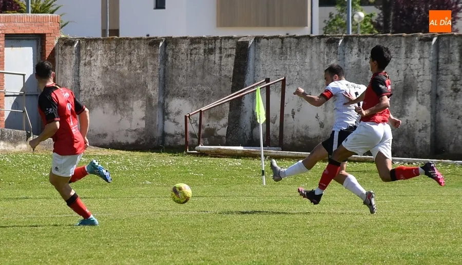 Foto 3 - El Ciudad Rodrigo perdona y el B&eacute;jar arranca un empate en el Francisco Mateos que pudo ser algo m&aacute;s