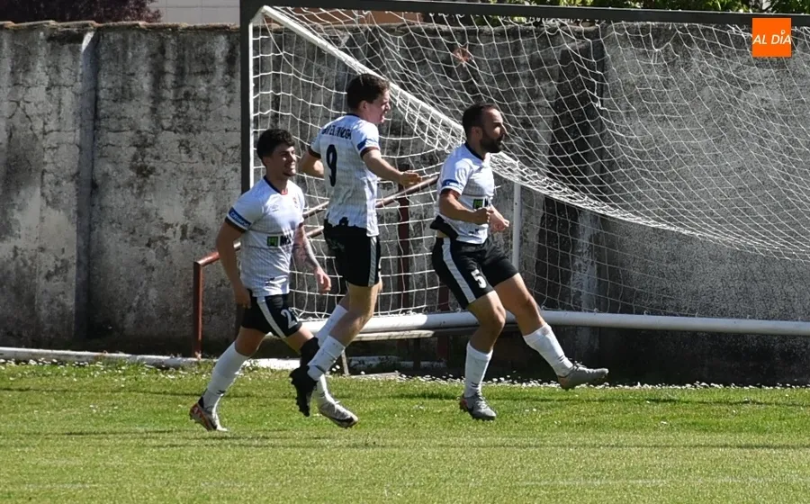 Foto 5 - El Ciudad Rodrigo perdona y el B&eacute;jar arranca un empate en el Francisco Mateos que pudo ser algo m&aacute;s