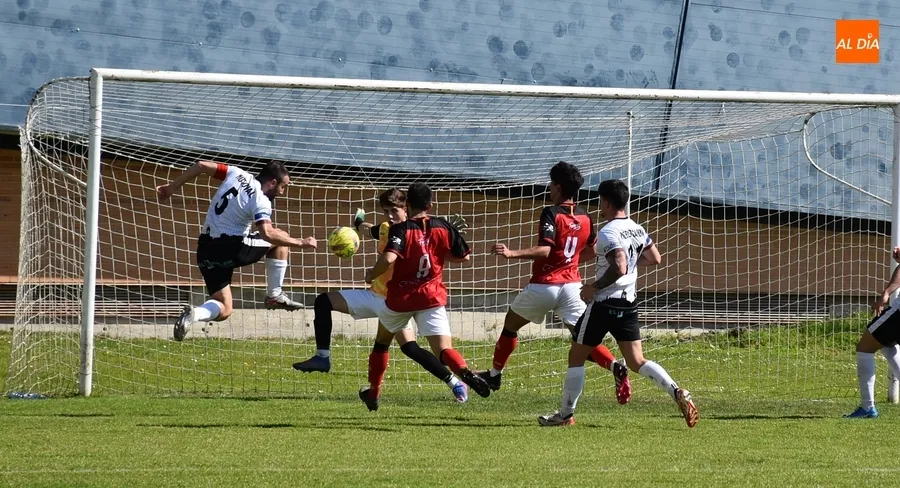 Foto 10 - El Ciudad Rodrigo perdona y el B&eacute;jar arranca un empate en el Francisco Mateos que pudo ser algo m&aacute;s