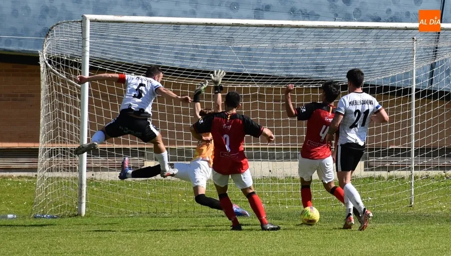 Foto 11 - El Ciudad Rodrigo perdona y el B&eacute;jar arranca un empate en el Francisco Mateos que pudo ser algo m&aacute;s