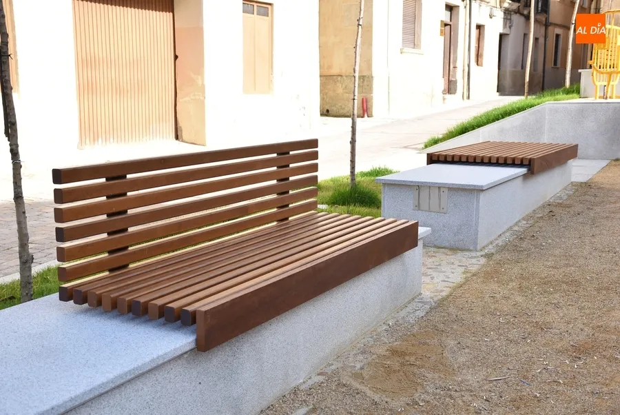 Foto 2 - Instaladas unas vallas de protecci&oacute;n y bancos de madera en el Campo de Carniceros