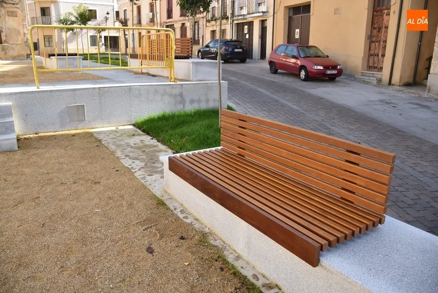 Foto 3 - Instaladas unas vallas de protecci&oacute;n y bancos de madera en el Campo de Carniceros