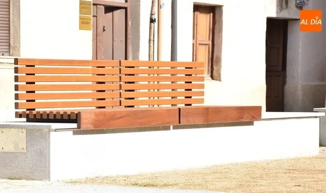 Foto 4 - Instaladas unas vallas de protecci&oacute;n y bancos de madera en el Campo de Carniceros