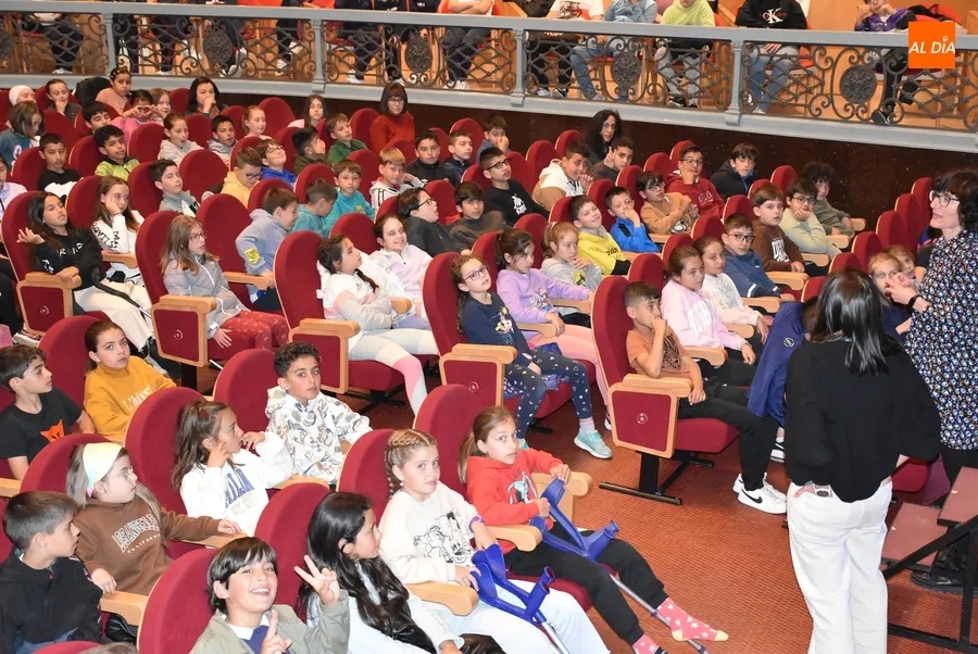 Foto 3 - Escolares de 3&ordm; y 4&ordm; de Primaria cierran la semana lectiva conociendo a la koala Bunji