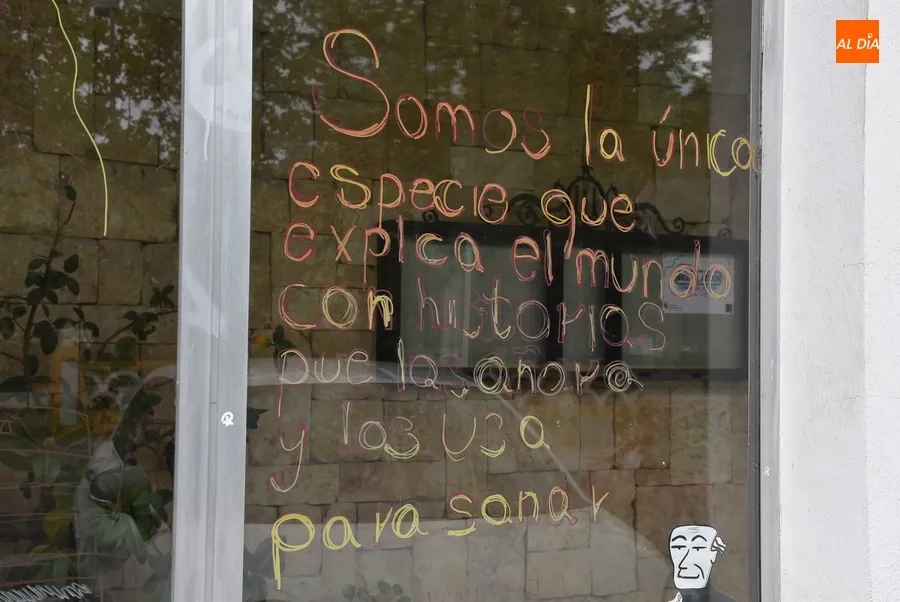 Foto 5 - El IES Tierra repite la experiencia de salir a la calle a &lsquo;regalar palabras&rsquo;