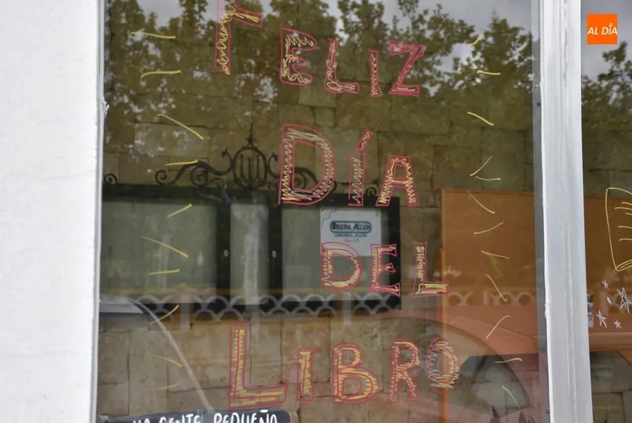 Foto 4 - El IES Tierra repite la experiencia de salir a la calle a &lsquo;regalar palabras&rsquo;