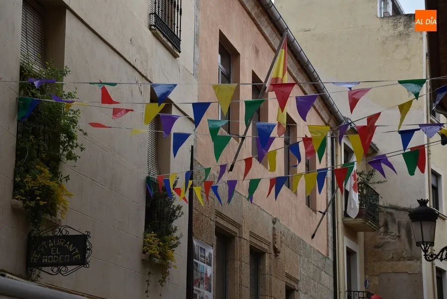 Foto 6 - Mir&oacute;briga &lsquo;abre la puerta&rsquo; a la primavera con molinillos, escobas o flores farinatas 